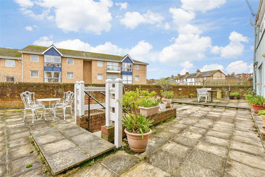Property photo 2 of 4 Balcony / Terrace