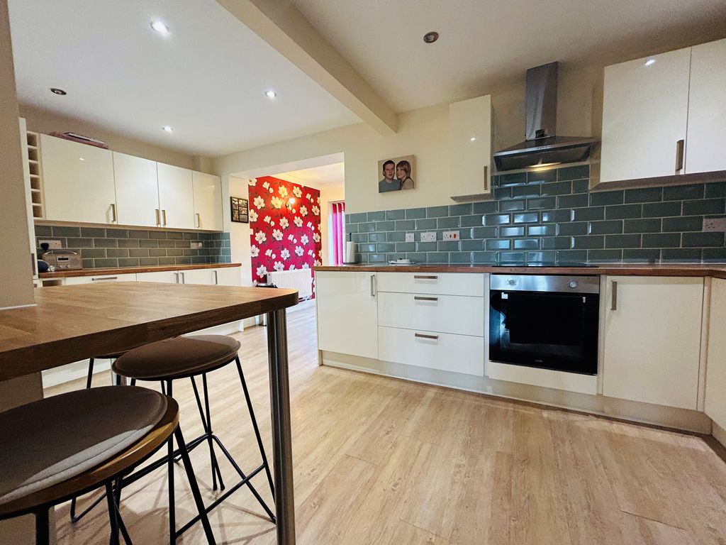 Property photo 3 of 14 Kitchen