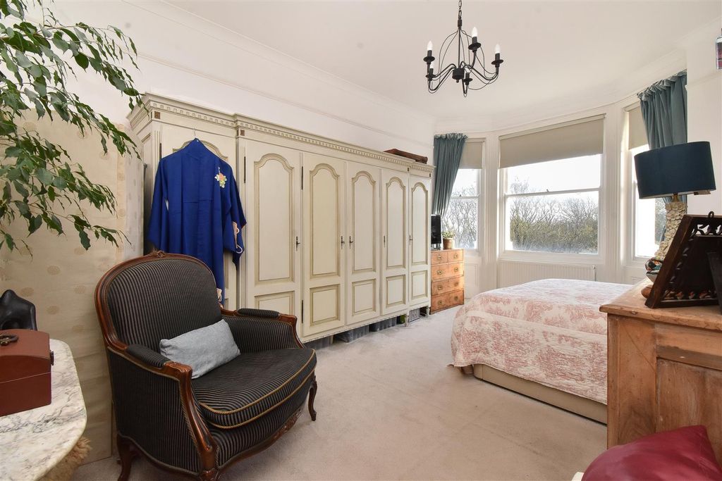 Property photo 2 of 17 Bedroom