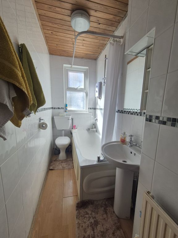 Property photo 3 of 9 Bathroom
