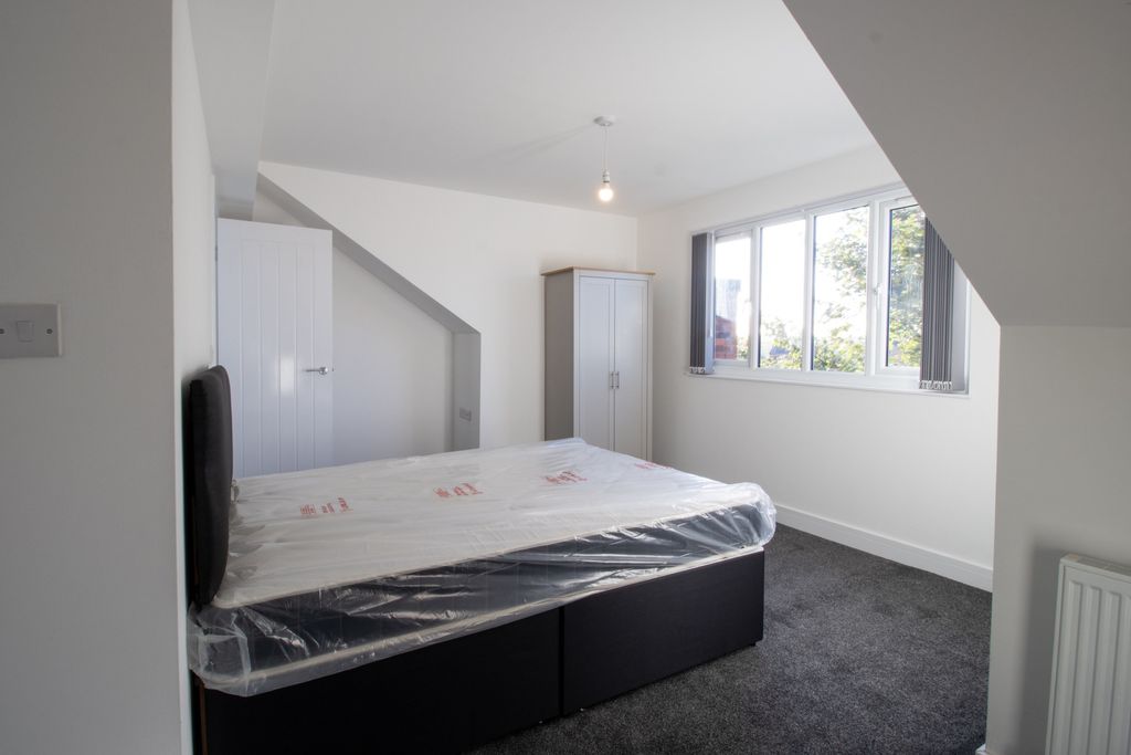Property photo 1 of 13 Bright And Spacious Double Bedroom With A Large Wi...