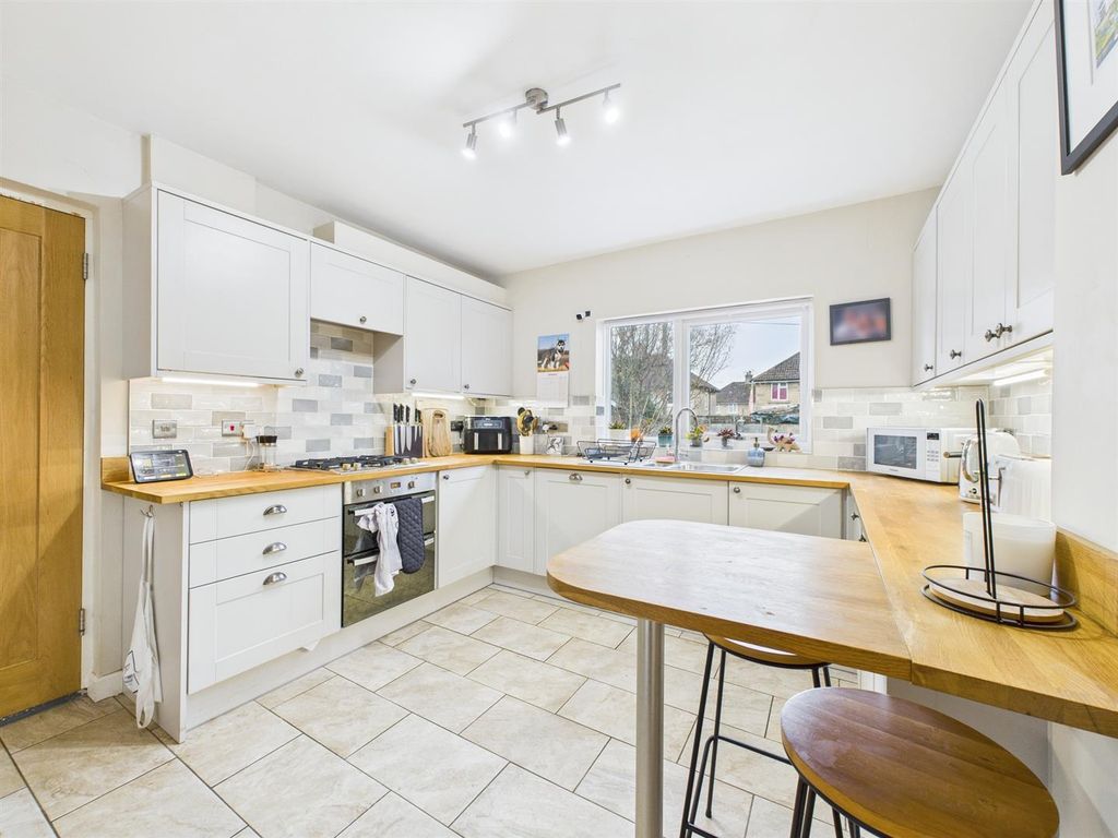 Property photo 3 of 10 Kitchen