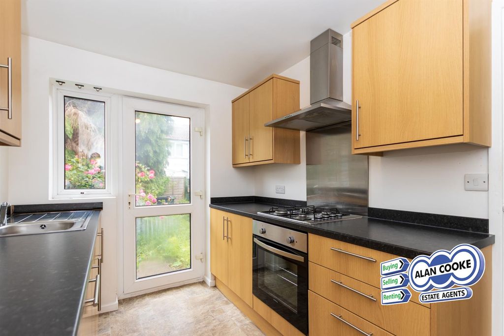 Property photo 2 of 12 Fitted Kitchen