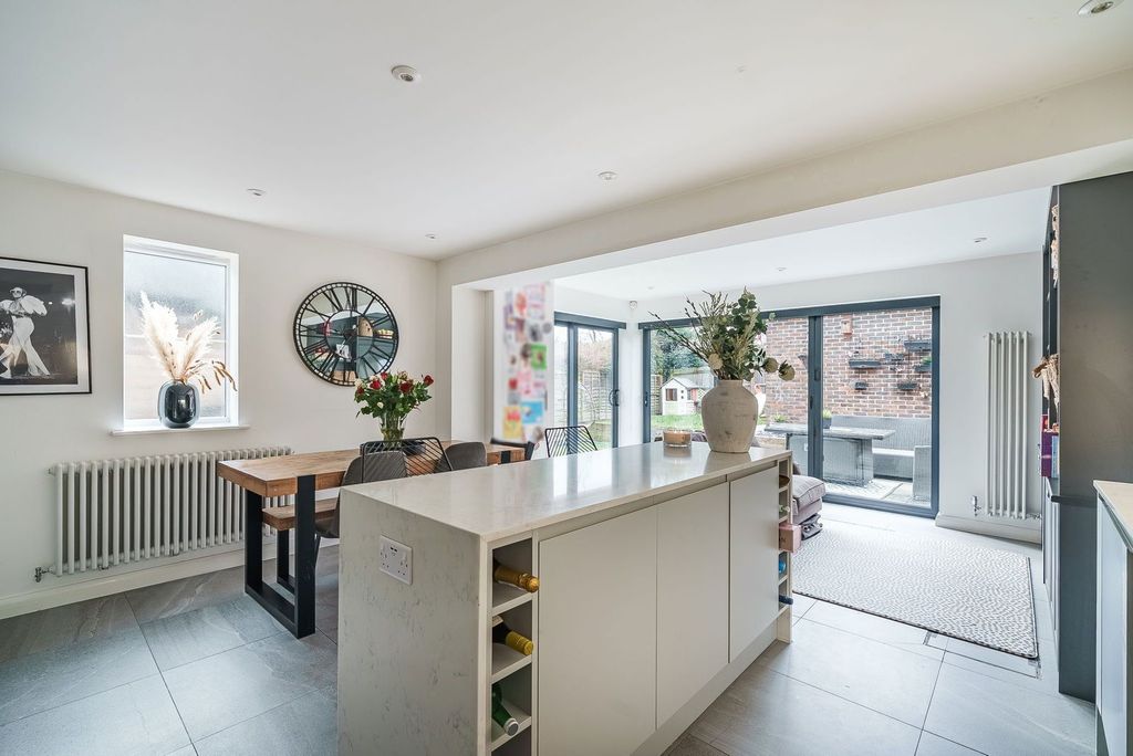 Property photo 2 of 31