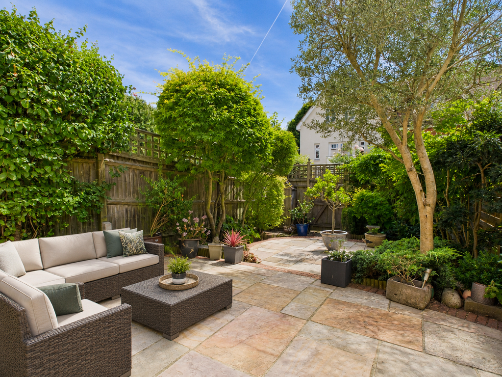 Property photo 3 of 16 Garden Staged