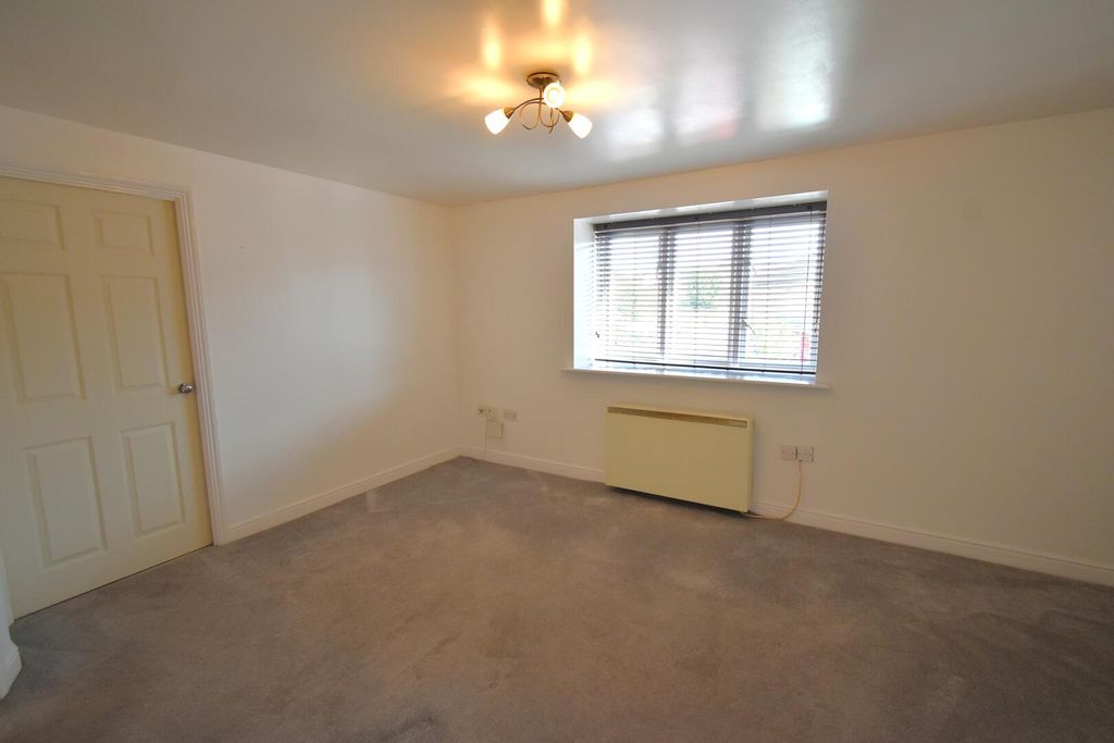 Property photo 3 of 7 Living Room