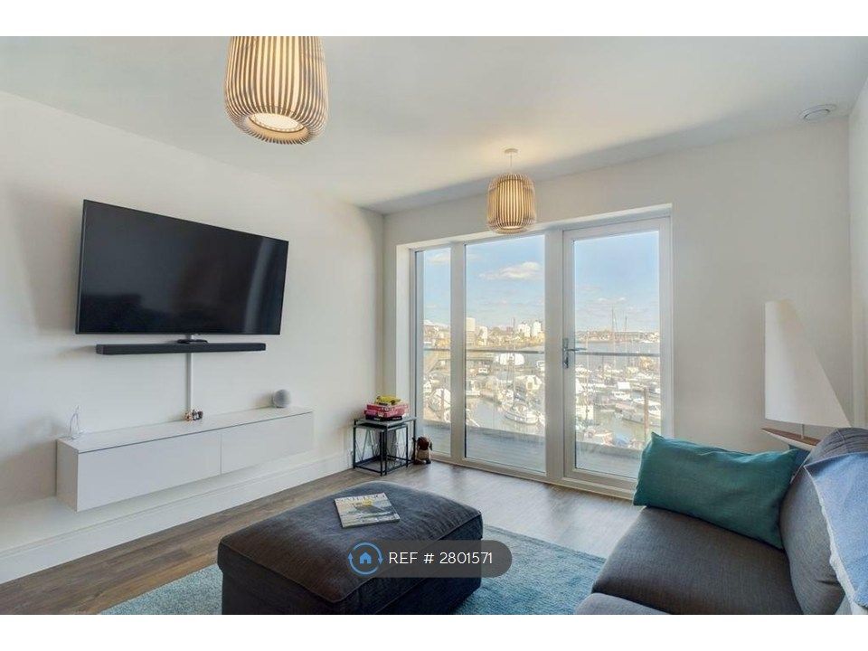 Property photo 3 of 17 Lounge