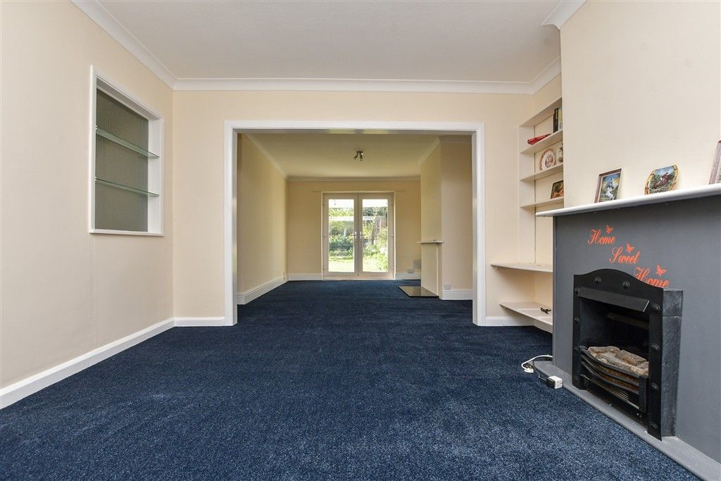 Property photo 3 of 17 Lounge