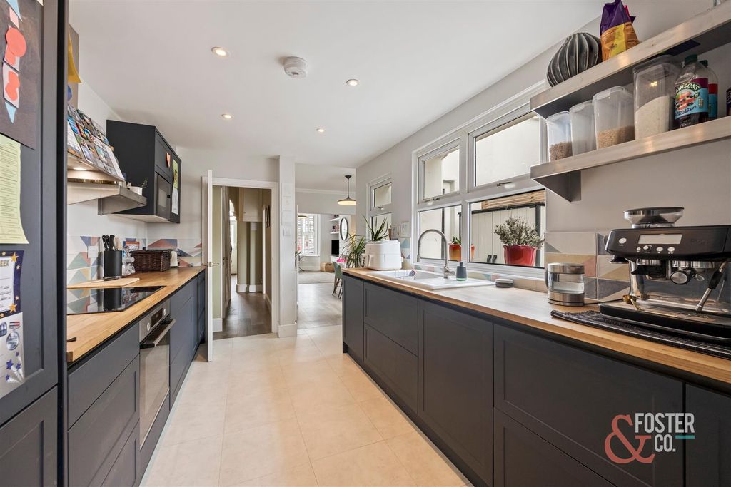 Property photo 3 of 24 Connaught Terrace, 4-013.Jpg