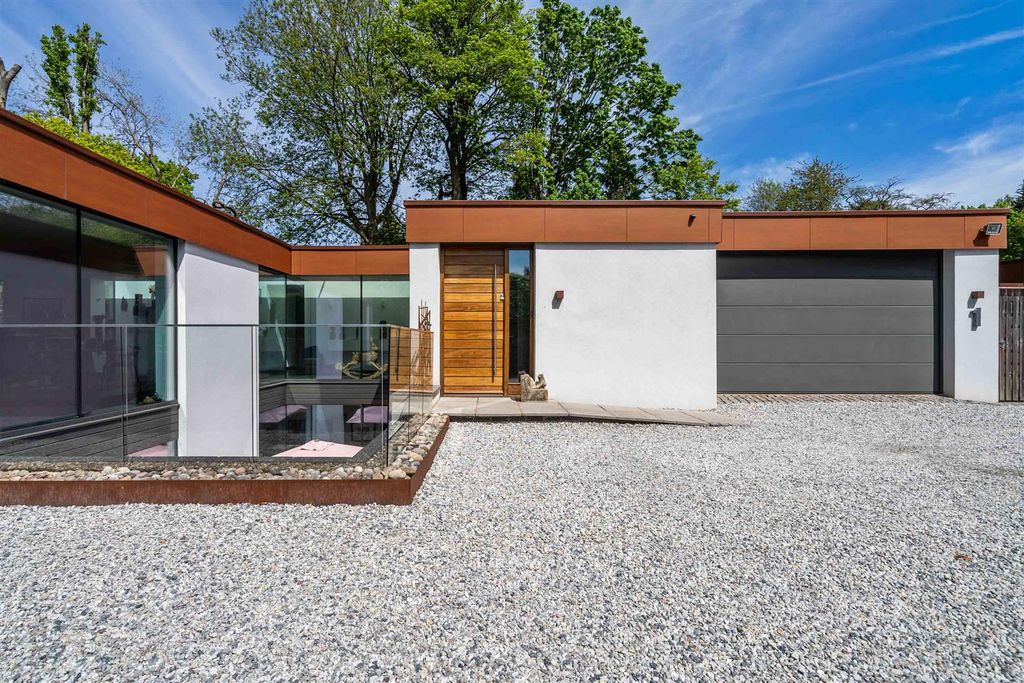 Property photo 1 of 35 1 Chattock Gardens_3.Jpg