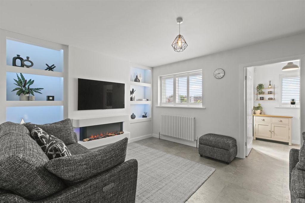 Property photo 3 of 34 Sitting Room