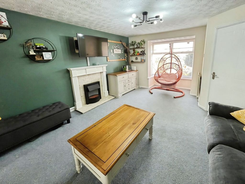 Property photo 2 of 16 Lounge