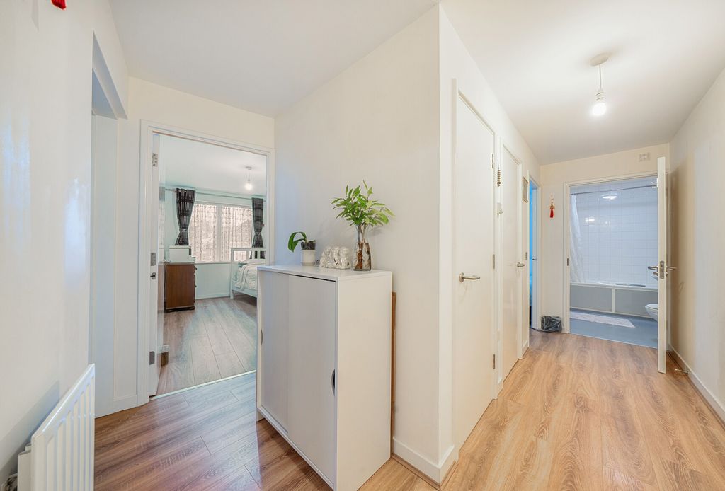 Property photo 3 of 11 1408118-12-6984c7...