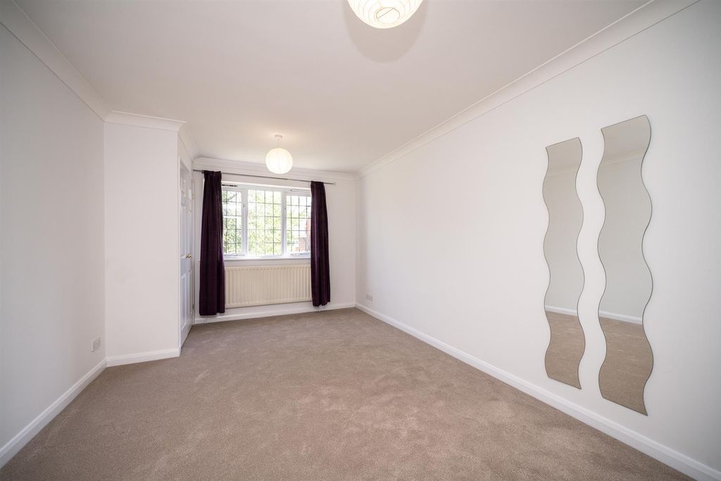 Property photo 3 of 30 2-Langford-Close-1029.Jpg
