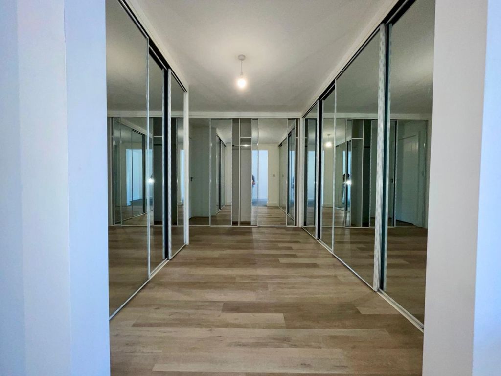 Property photo 3 of 12 Wardrobe2