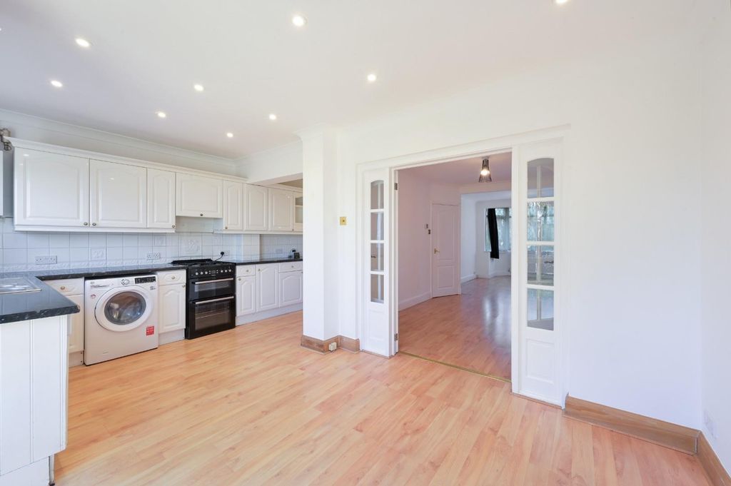 Property photo 2 of 16 Kingshill Avenue