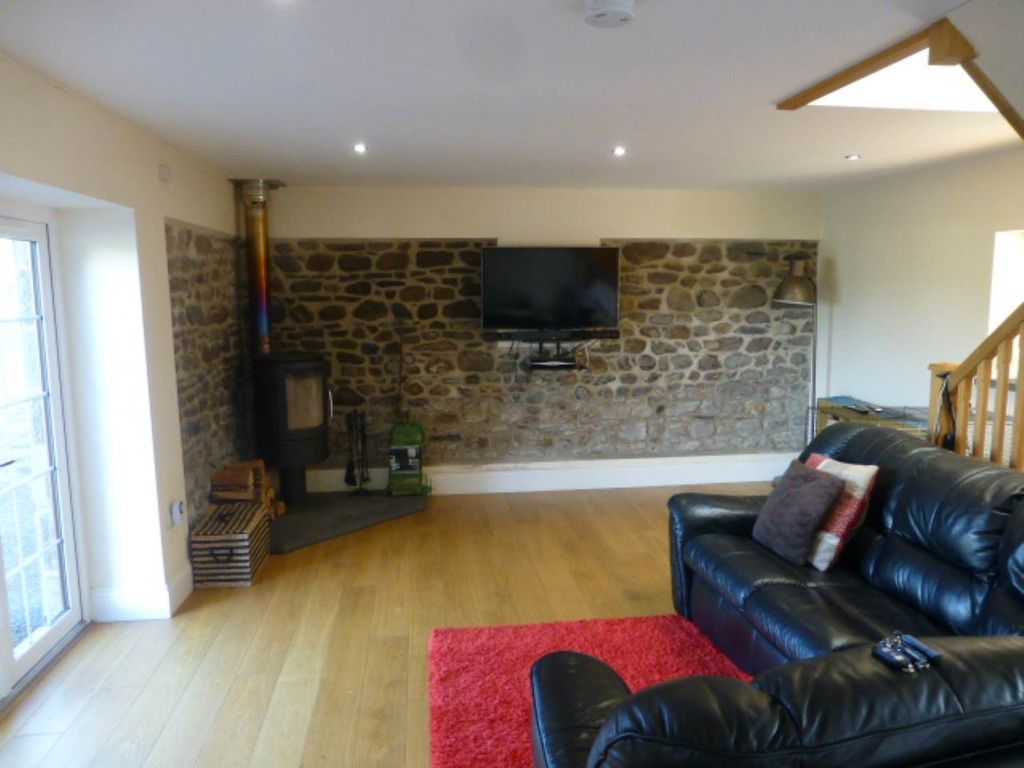 Property photo 3 of 11 Lounge