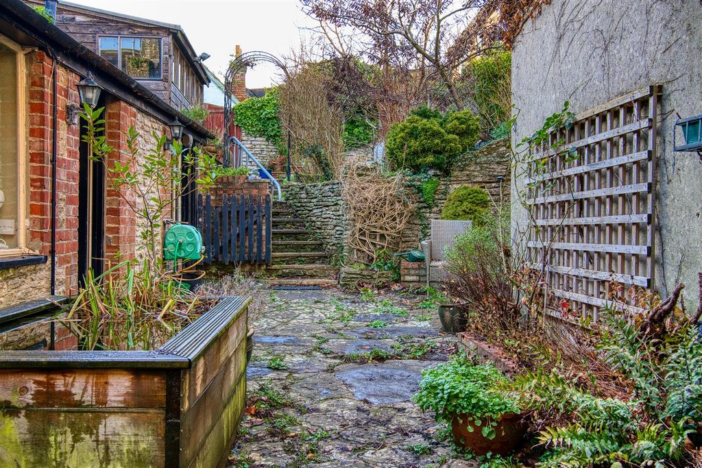 Property photo 2 of 12 Garden