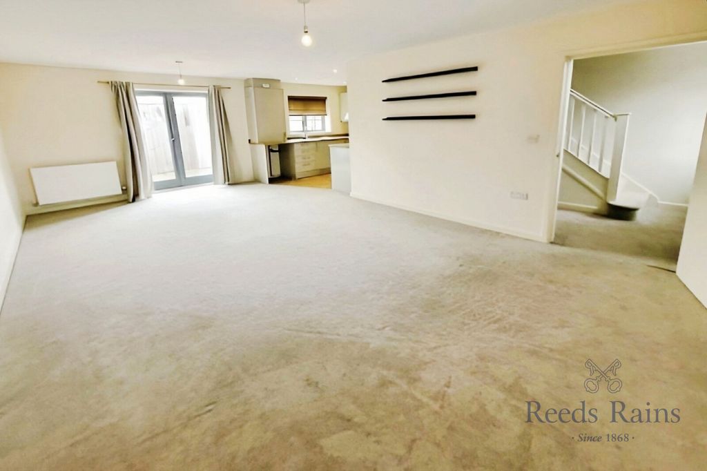 Property photo 3 of 11 Lounge