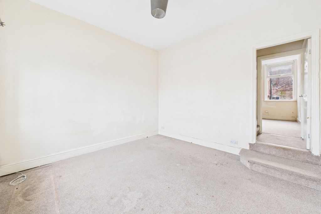 Property photo 3 of 15 Lounge