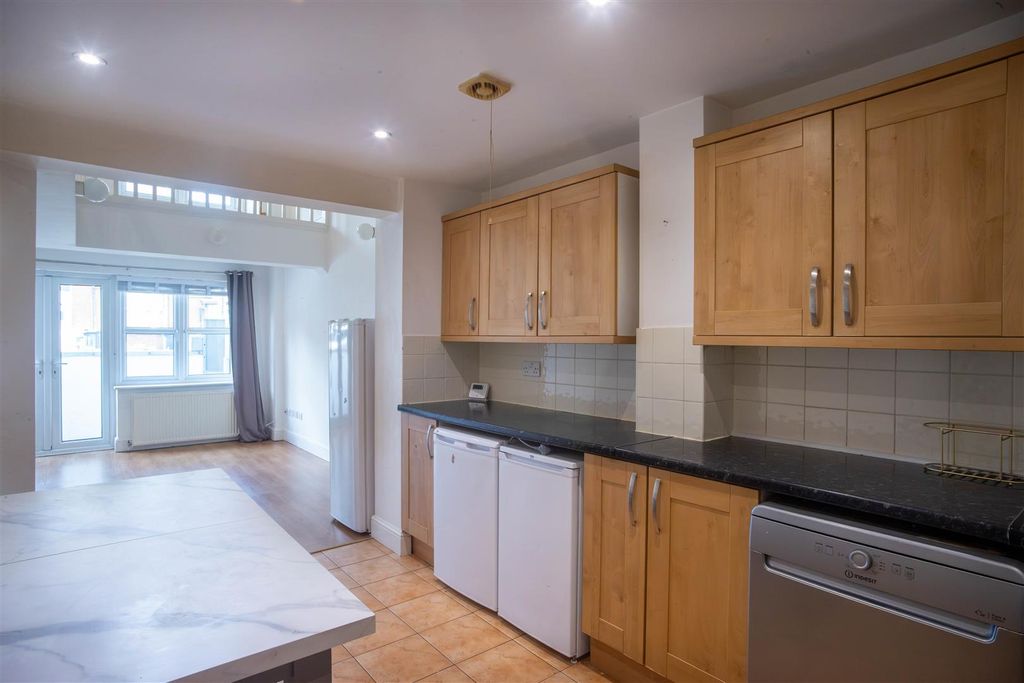 Property photo 3 of 15 C04I3752-Hdr.Jpg