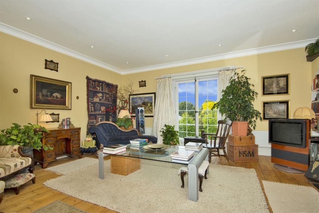 Property photo 3 of 14 Lounge