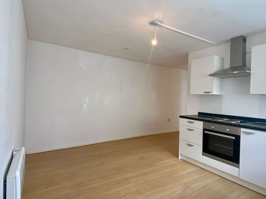 Property photo 3 of 9 Living Space