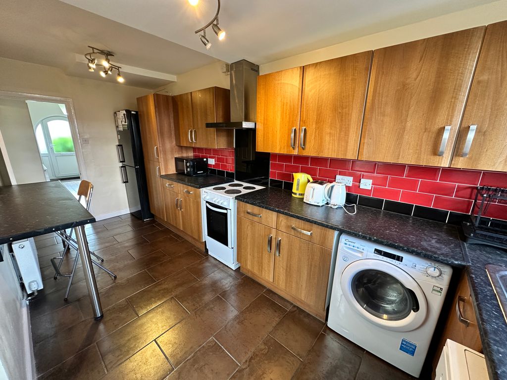 Property photo 3 of 19 Kitchen