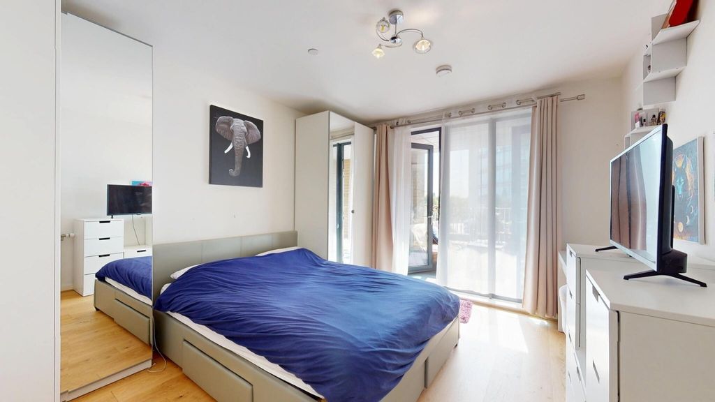 Property photo 1 of 15 Bright Modern Bedroom With Private Balcony Access...