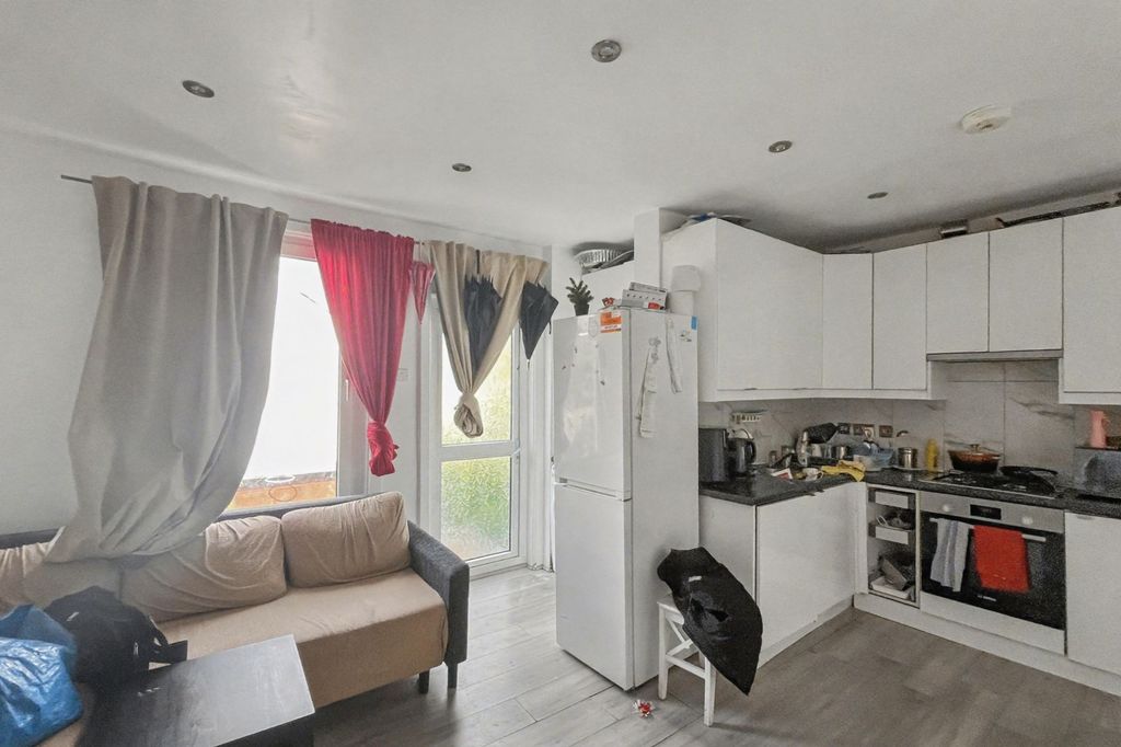 Property photo 3 of 19 153 Ellison Road, Streatham, London Sw16 5De