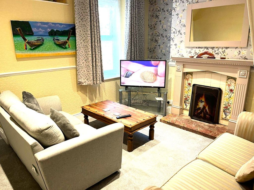 Property photo 3 of 10 Lounge.