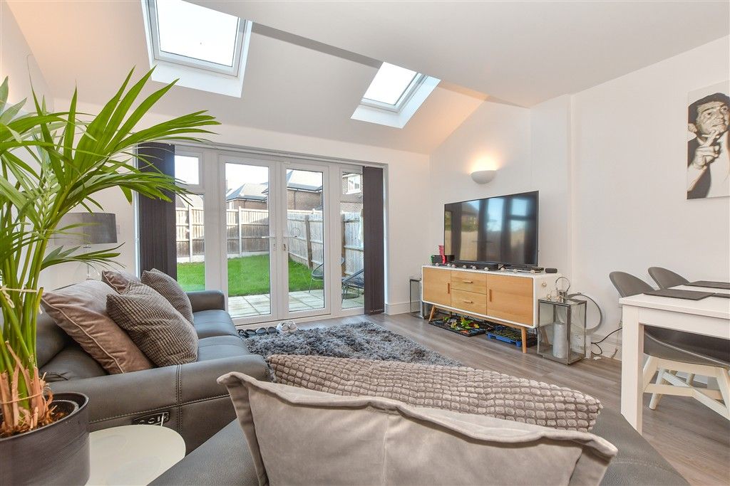 Property photo 3 of 10 Lounge/Kitchen