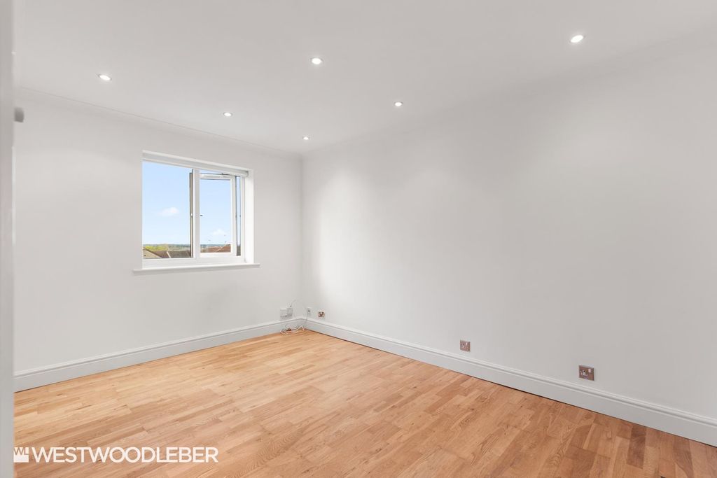 Property photo 3 of 13 Markwellwood_1.Jpg