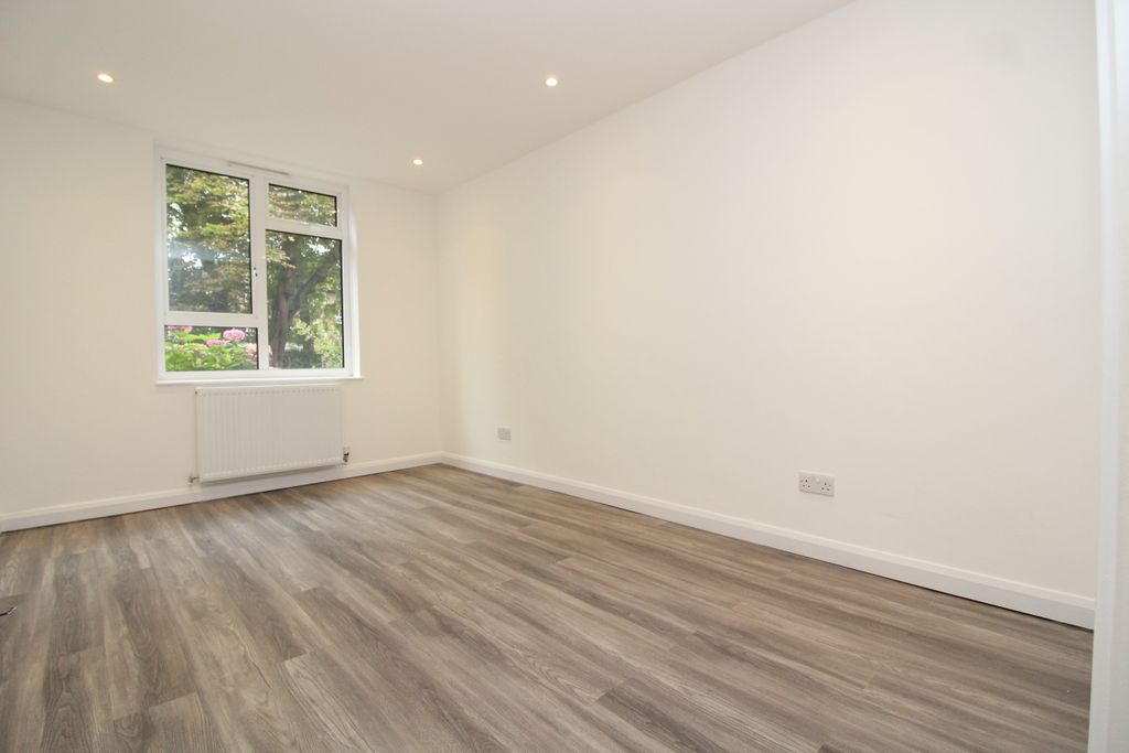 Property photo 3 of 8 Photo 03