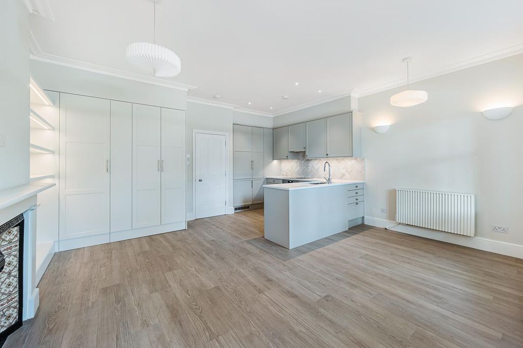 Property photo 2 of 6 Flat 2, 130A Chiswick High Road (4).Jpg