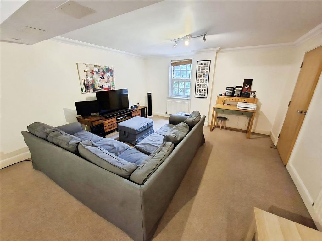 Property photo 3 of 18 Lounge Area