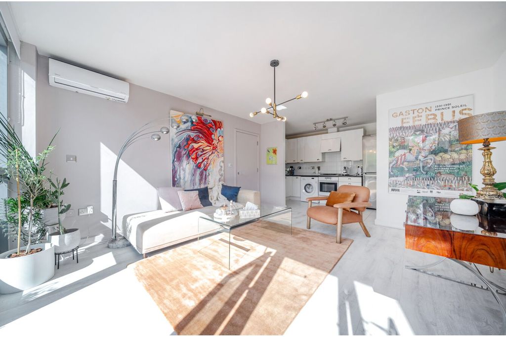 Property photo 2 of 22 Sitting Room