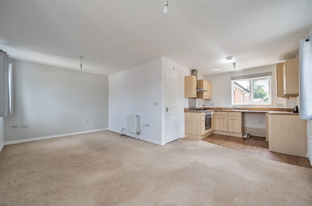 Property photo 3 of 9 Living Space