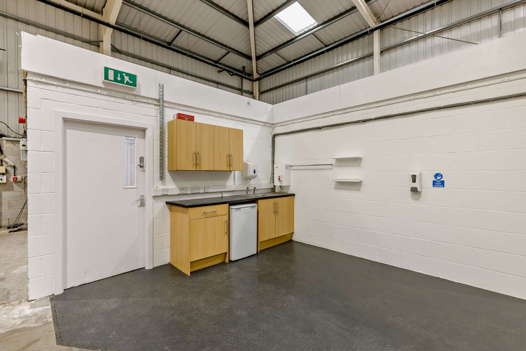 Property photo 3 of 6 8696137-Interior04-800