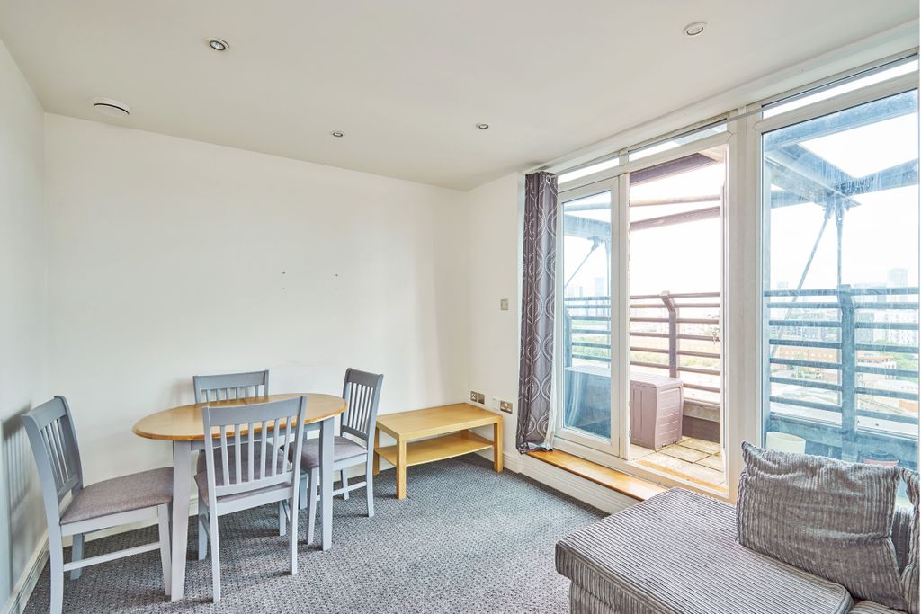 Property photo 2 of 11 2 Lounge