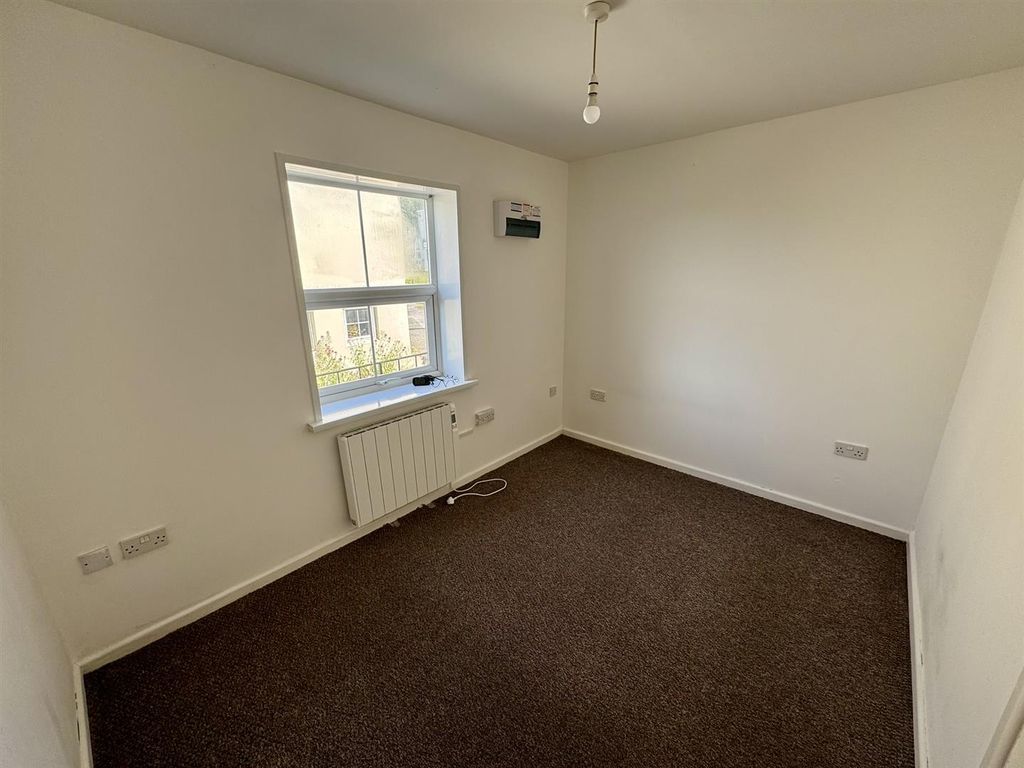 Property photo 2 of 8 Bedroom (1/2)