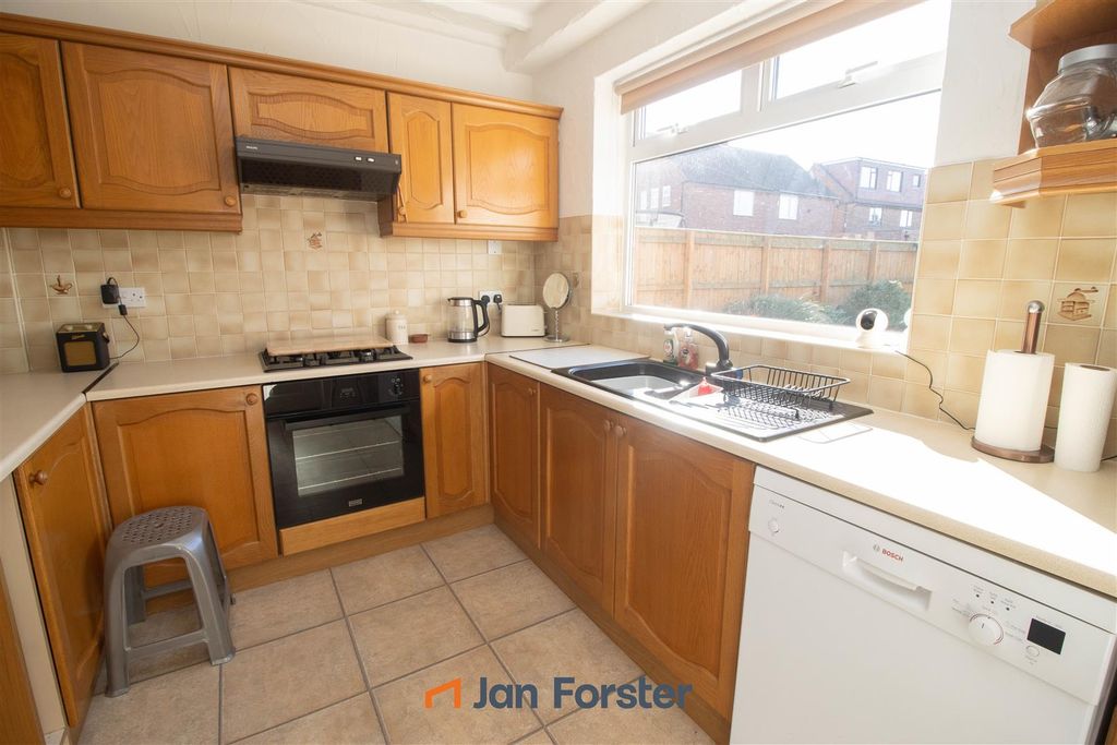 Property photo 3 of 10 Kitchen