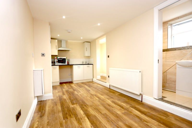 Property photo 1 of 9 All Inclusive Studio Flat In Crofton Park