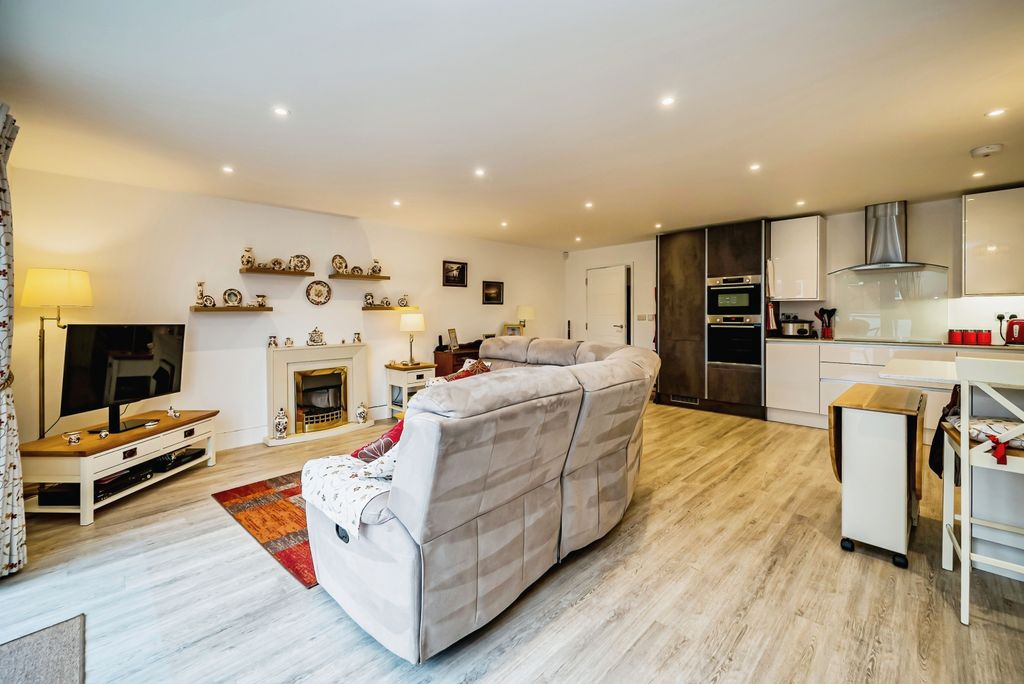 Property photo 3 of 13 3Montgomerycourt-23