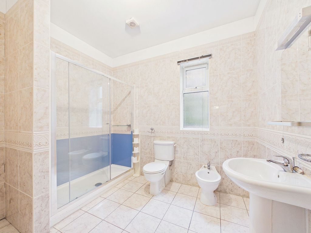 Property photo 3 of 16 Bathroom