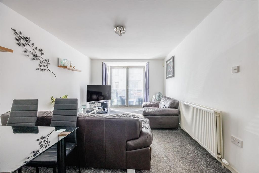 Property photo 3 of 28