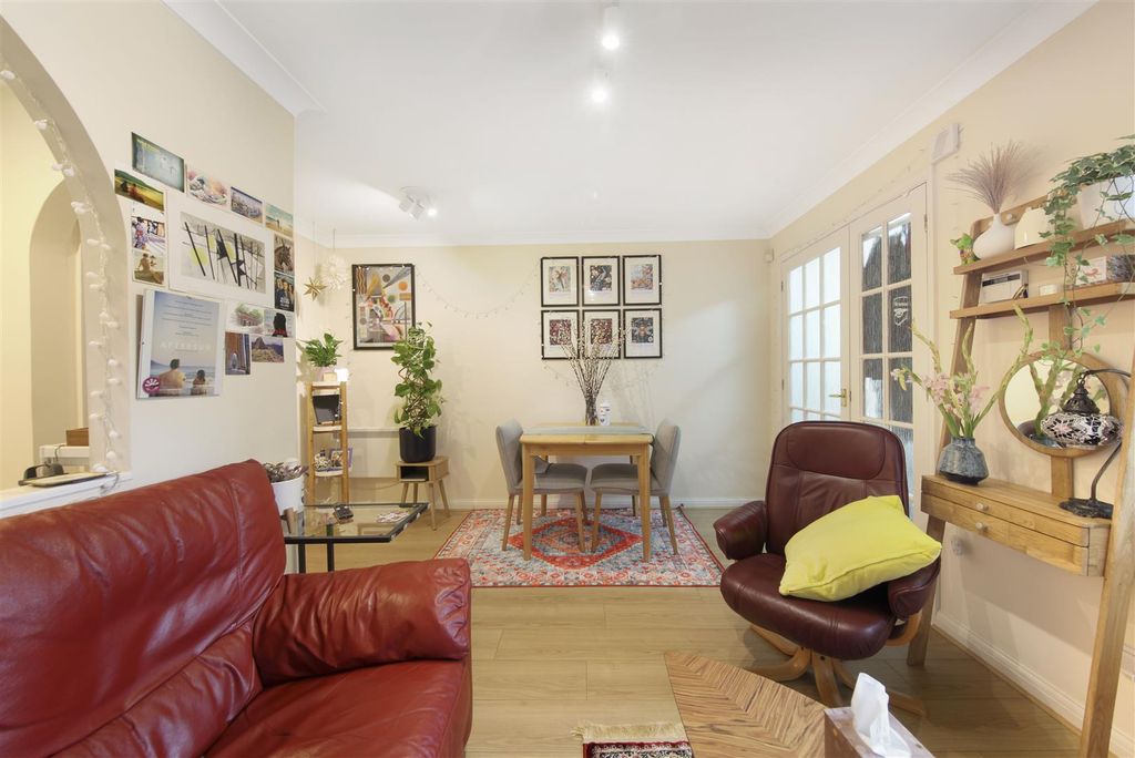 Property photo 2 of 6 16 Dorset Mews London N3 2Bn - 013.Jpg
