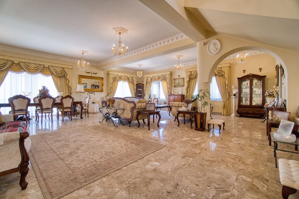 Property photo 2 of 109