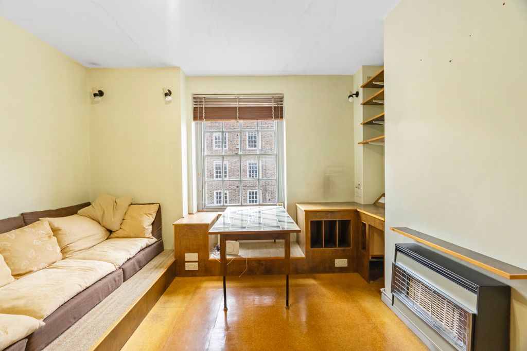 Property photo 1 of 20 Lounge