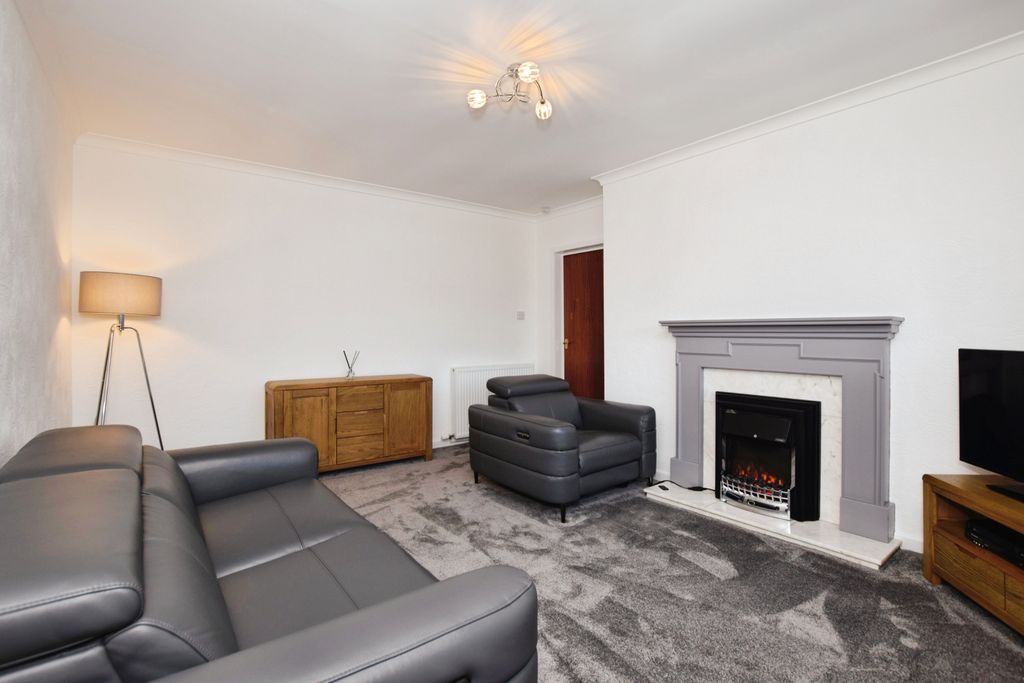 Property photo 1 of 12 Lounge